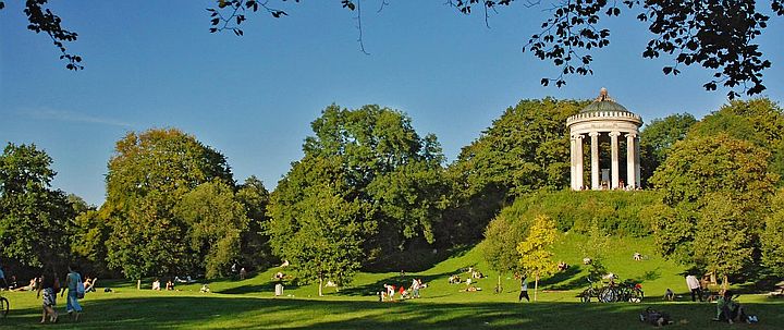 Der Englische Garten ist nicht weit vom IBZ entfernt. (Bild: Luis Gervasi / Stadt München) Monopterus im Englischen Garten München